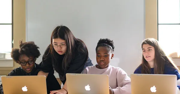 Mujeres colaborando en un proyecto