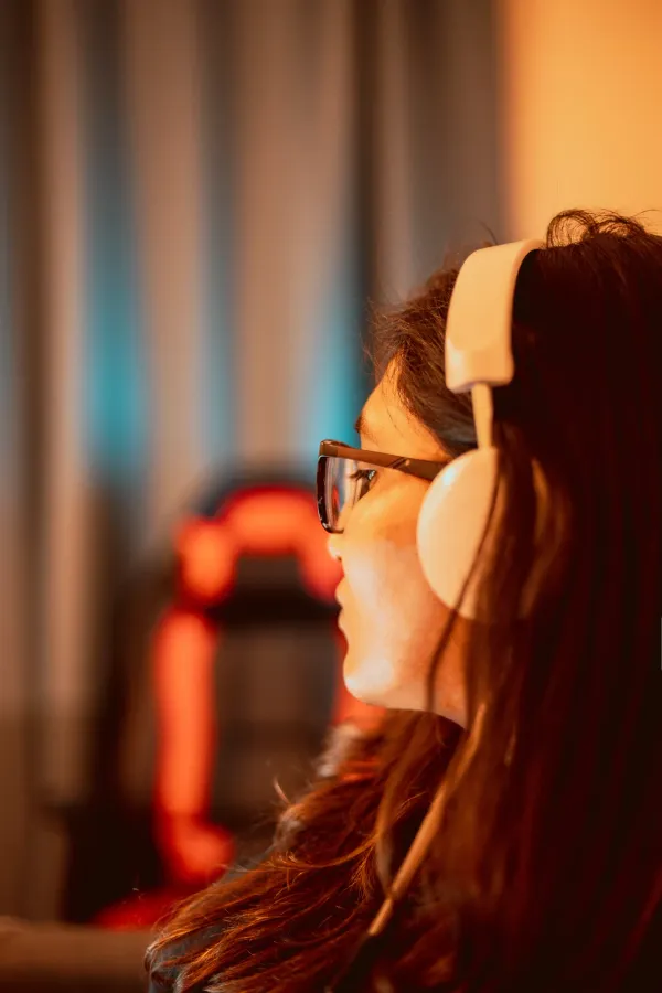 Mujer trabajando frente a una computadora